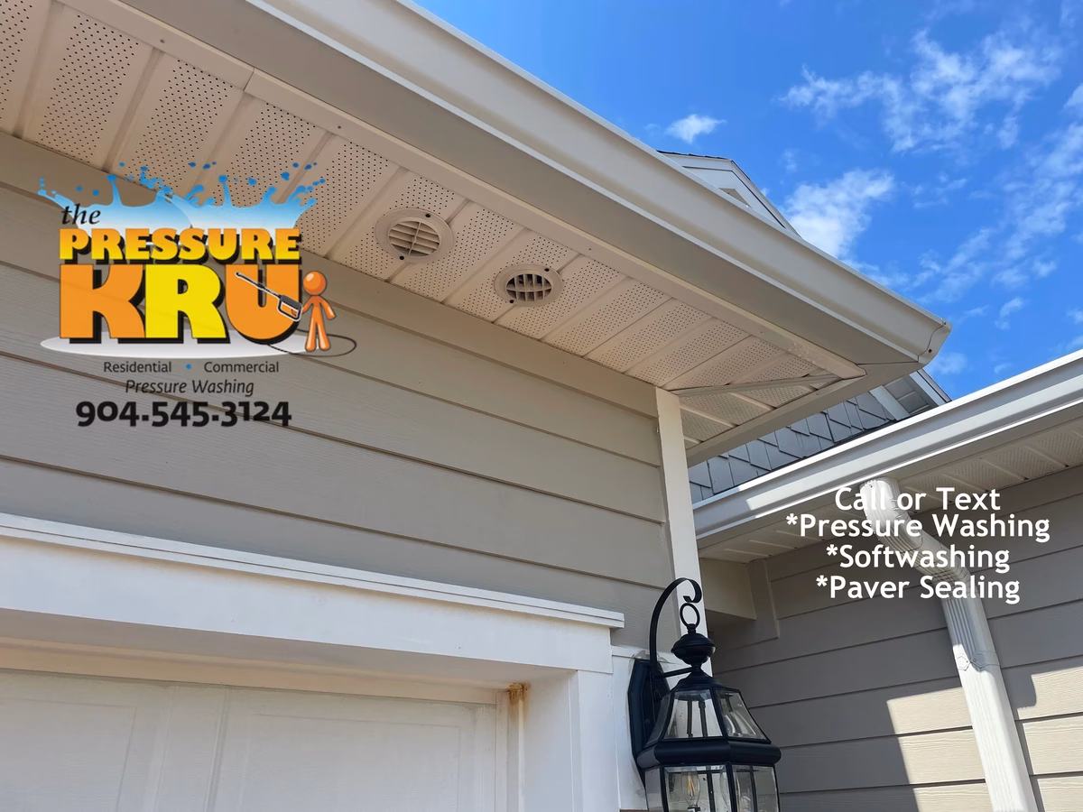 Professional house washing service removing algae from siding and vinyl soffits in Silverthorn neighborhood Jacksonville, FL.