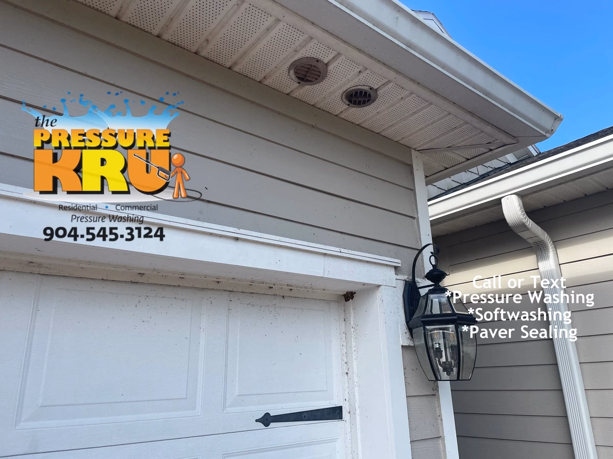 Professional house washing service removing algae from siding and vinyl soffits in Silverthorn neighborhood Jacksonville, FL.