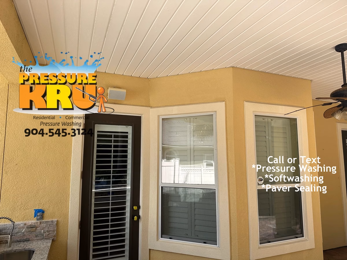 Mold and algae removal from a stucco home in Oakridge landing after cleaning.