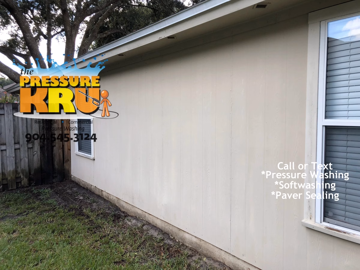 Professional house washing service removing algae from siding and vinyl soffits in Richards Glen neighborhood Jacksonville, FL.