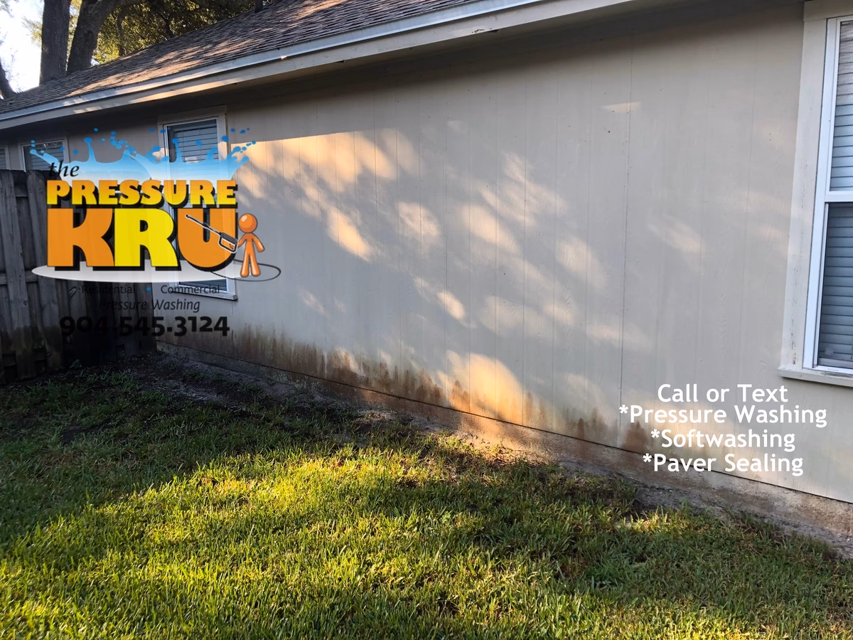 Professional house washing service removing algae from siding and vinyl soffits in Richards Glen neighborhood Jacksonville, FL.