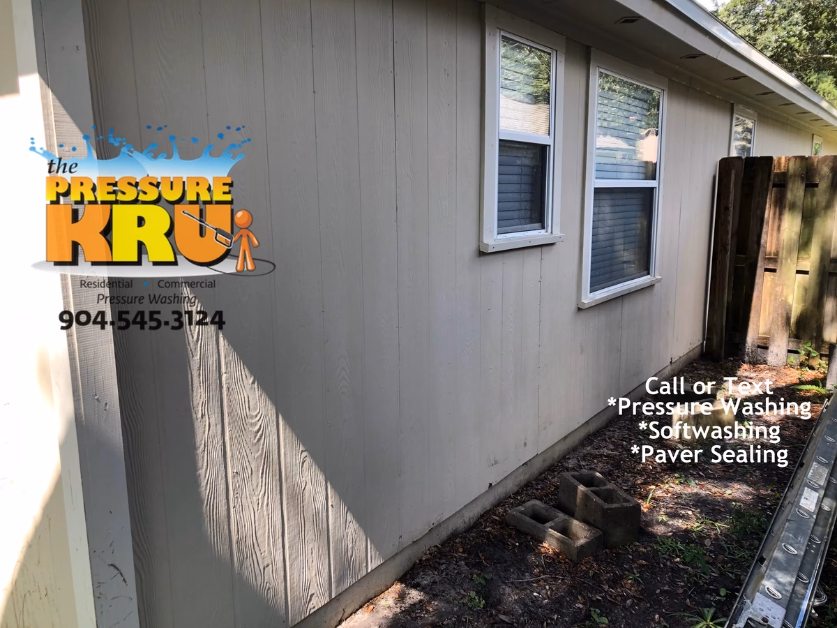 Professional house washing service removing algae from siding and vinyl soffits in Teal Run neighborhood Jacksonville, FL.