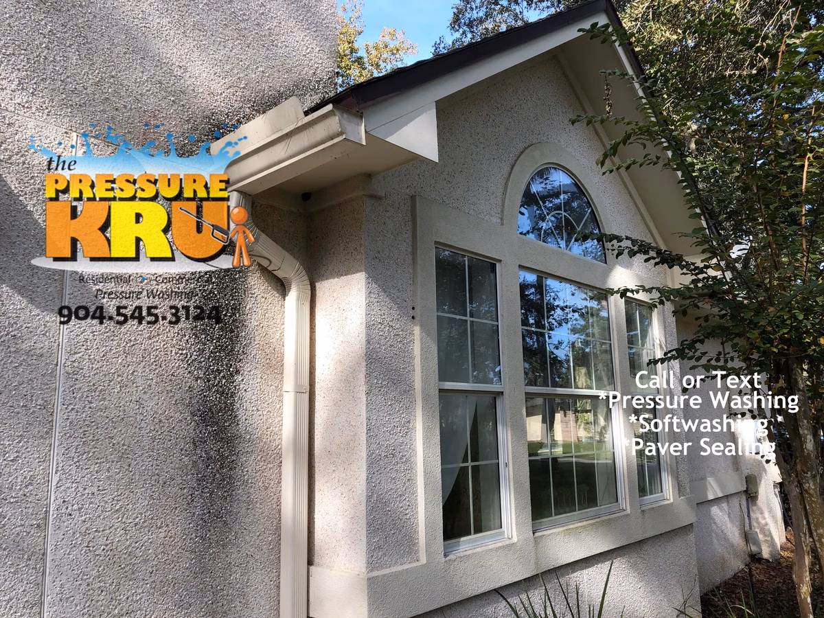 Professionally soft washed coquina siding in Sawgrass Players Club before mobilization.