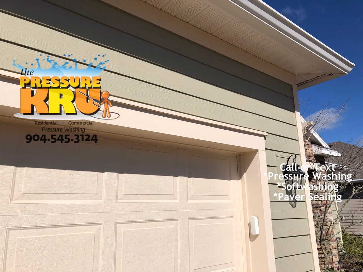 Soft washing removes algae from siding in Nocatee Neighborhood.