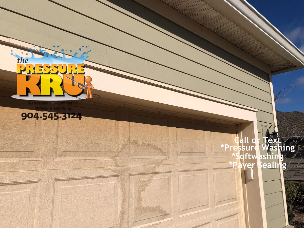 Soft washing removes algae from siding in Nocatee Neighborhood.