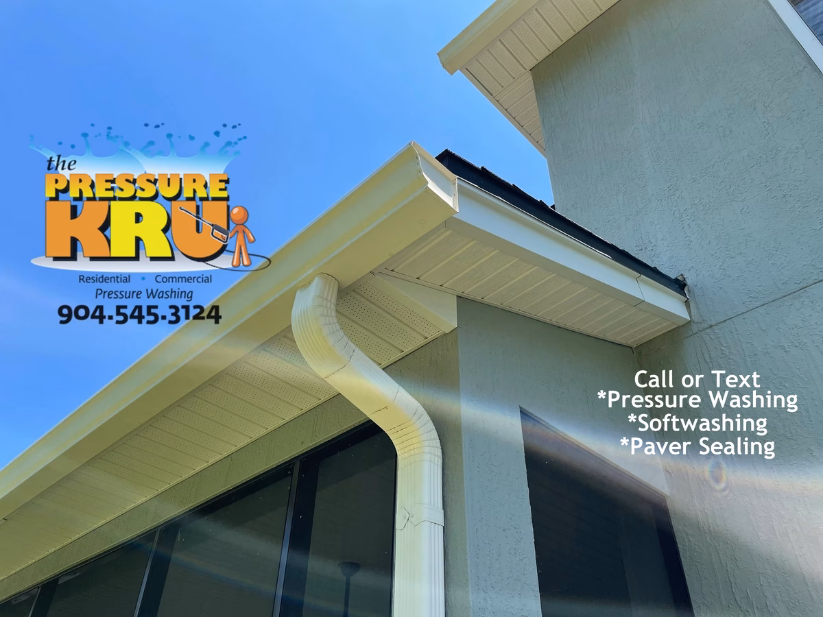 Soft washing service cleaning dirty stucco home in Durbin after cleaning.