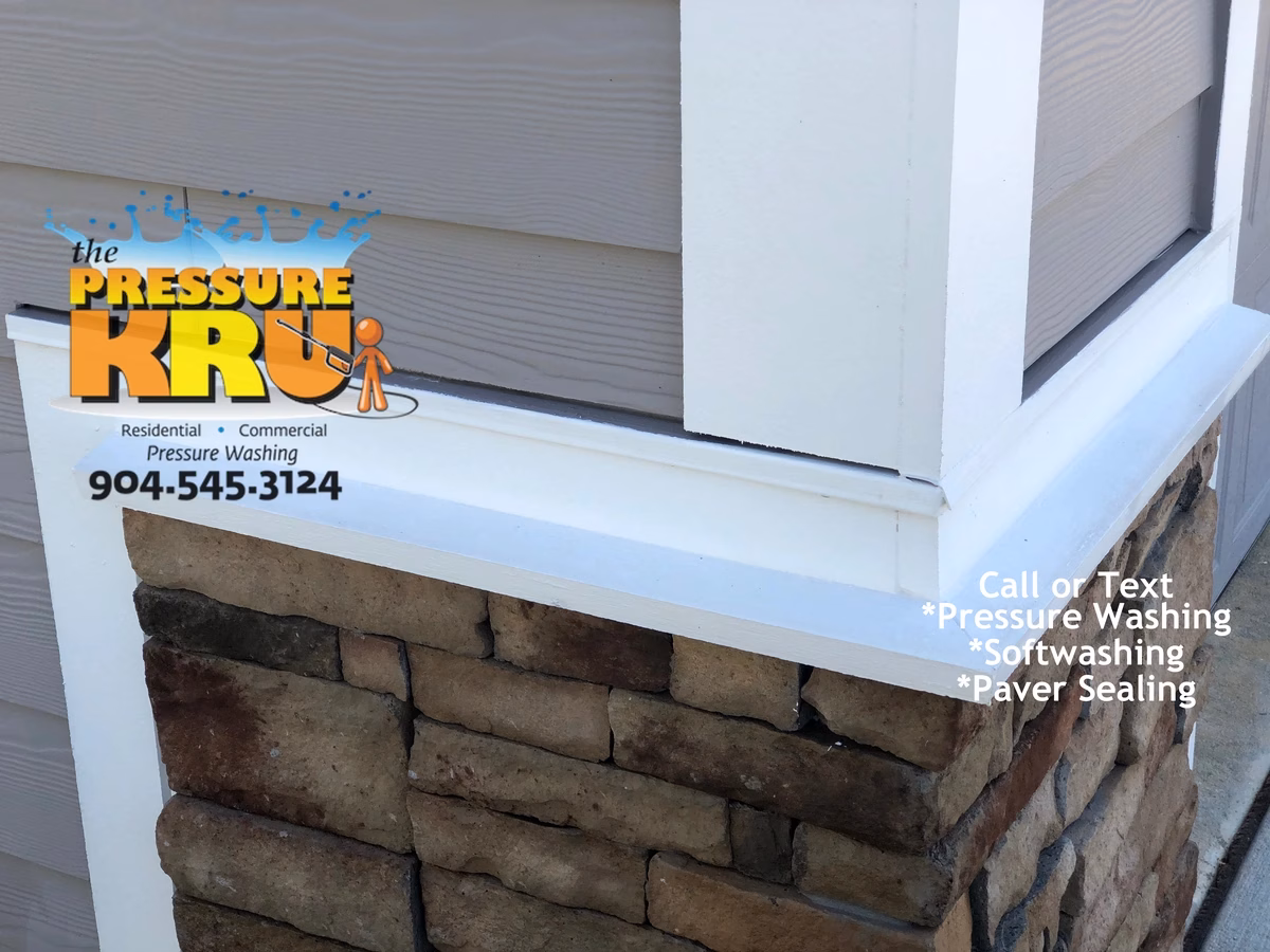 Safely removing green algae from home exterior in St. Johns Forest neighborhood community.