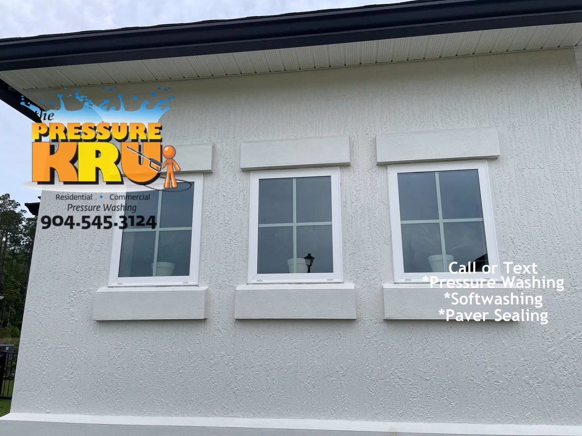 Freshly washed stucco home with a bright, clean exterior in Jacksonville Florida after cleaning.