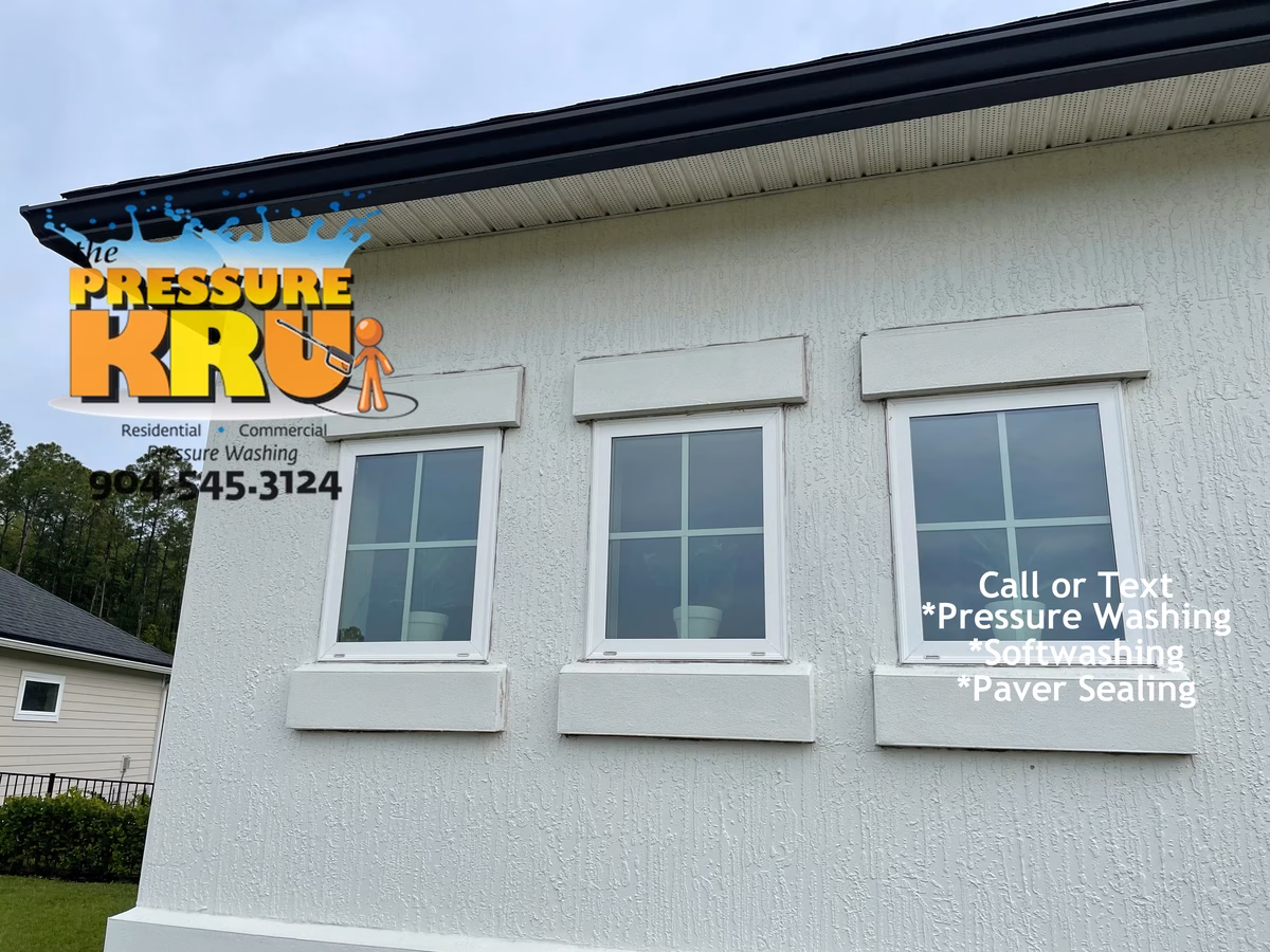 Freshly washed stucco home with a bright, clean exterior in Jacksonville Florida before cleaning.