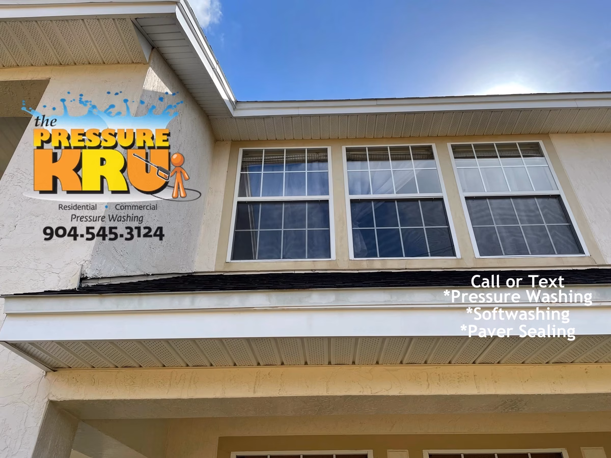 Bright, Clean stucco exterior after expert house washing in South Hampton neighborhood after cleaning.