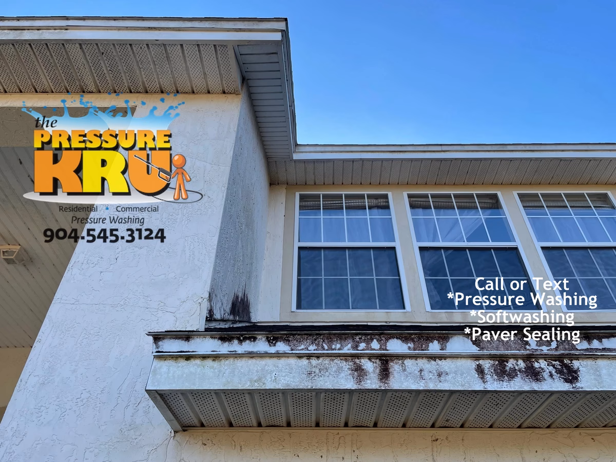 Bright, Clean stucco exterior after expert house washing in South Hampton neighborhood before cleaning.