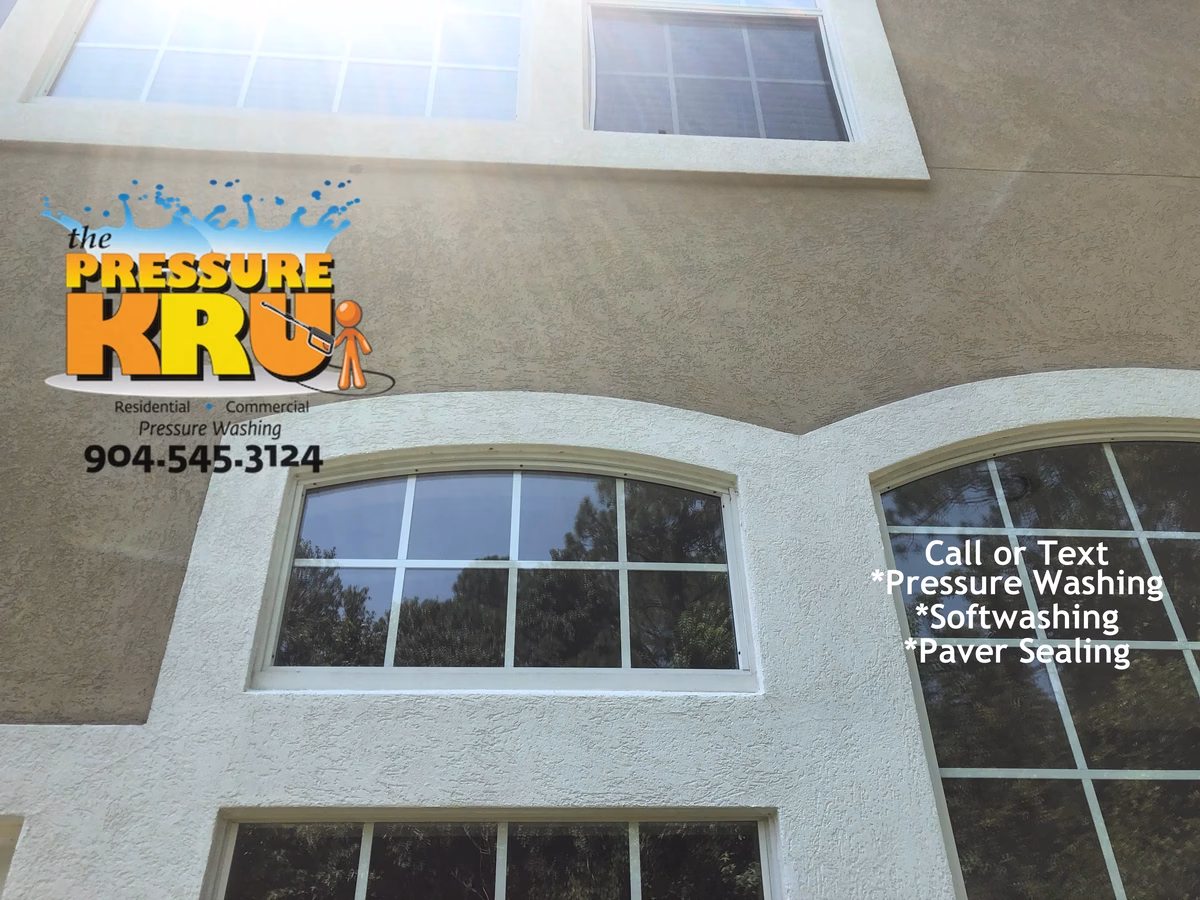 Stucco house after being cleaned with low-pressure soft washing in St Johns County Florida