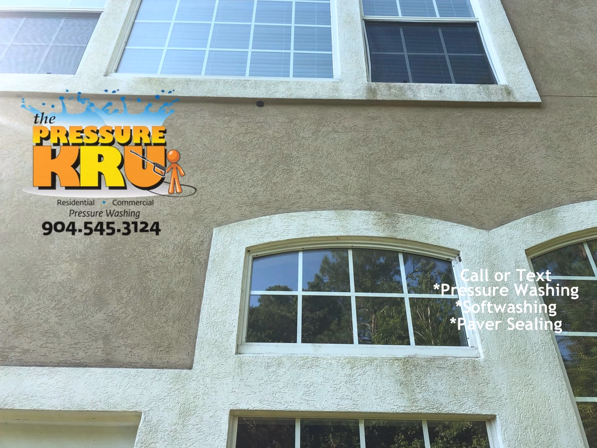 Stucco house before being cleaned with low-pressure soft washing in St Johns County Florida
