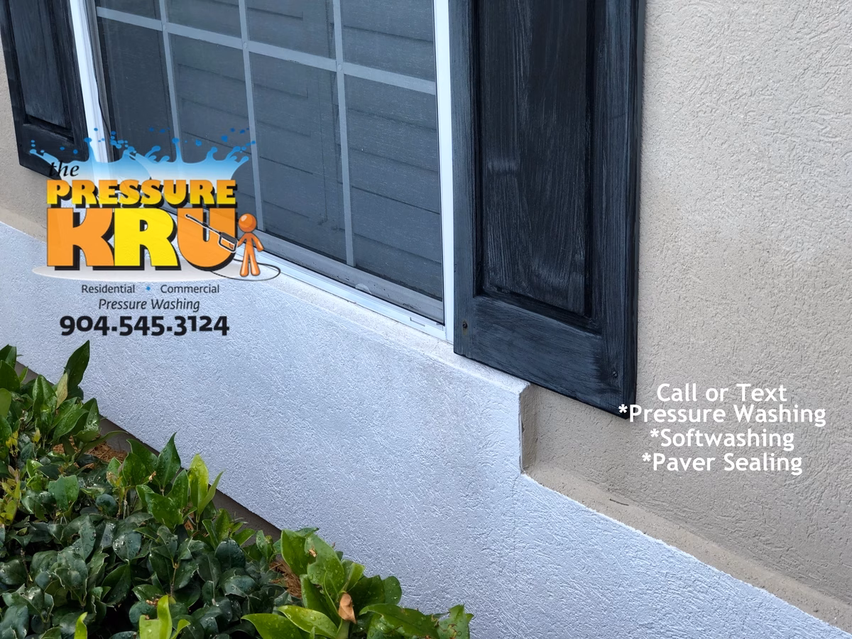 Residential Exterior soft washing service for stucco home in South Hampton after cleaning.