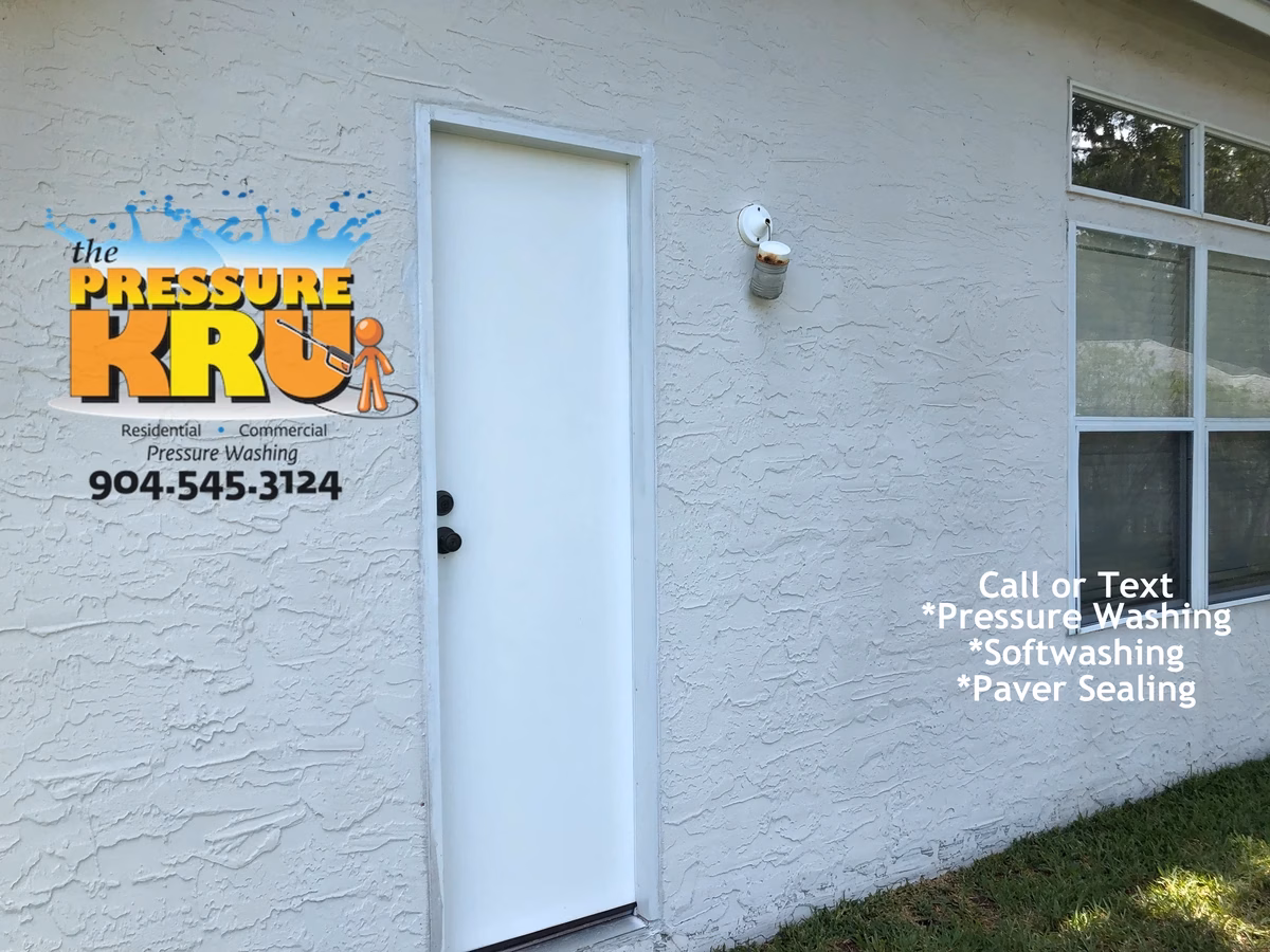 Removing black streaks from a stucco home after soft washing in St Johns Golf and Country Club.