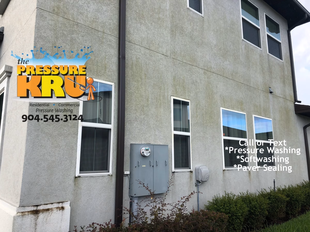 Stucco house washing before removing green algae from home in Celestina neighborhood.