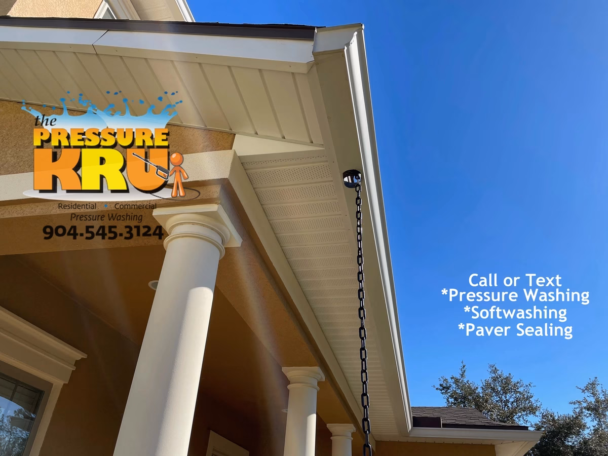 Removing Black Streaks from Stucco home after soft washing Nocatee area.