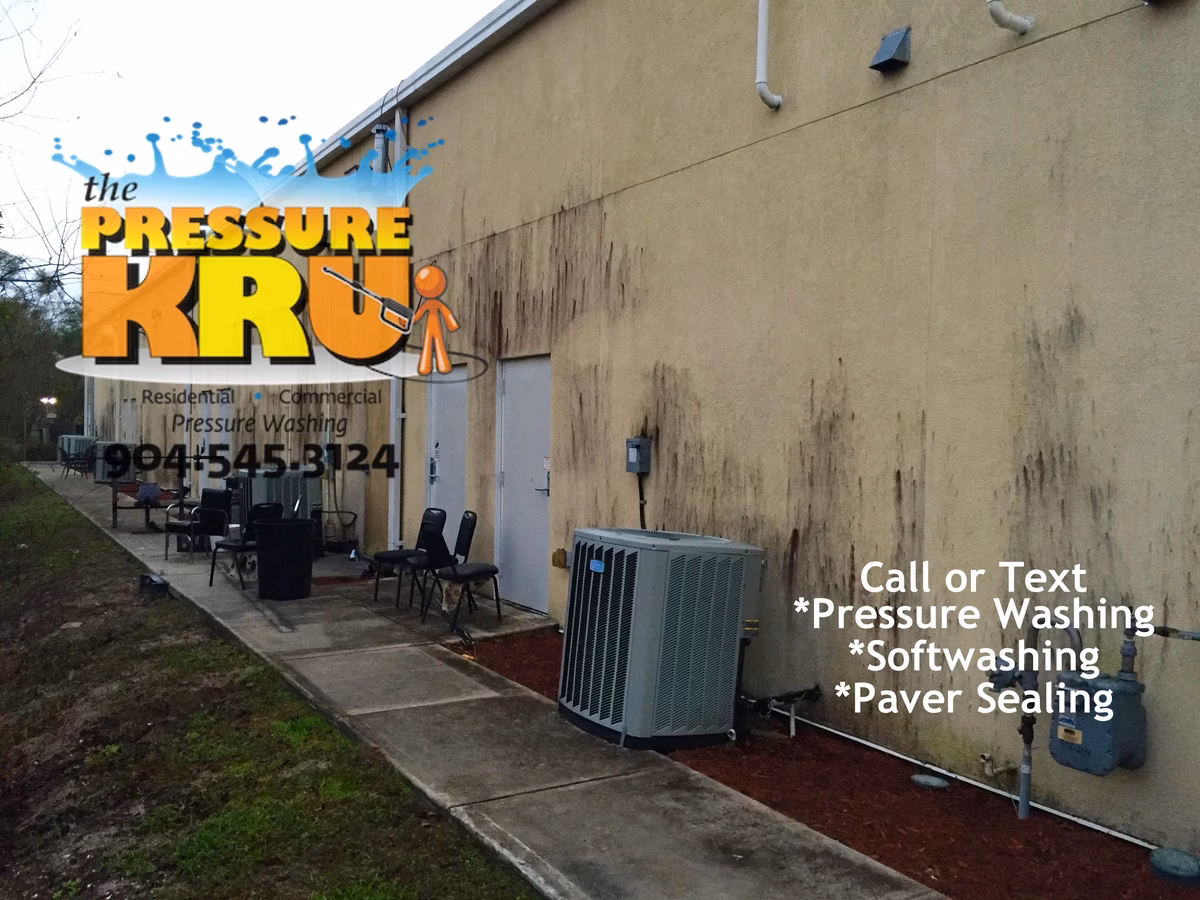 House washing contractor cleaning stucco siding for home in Julington Creek before