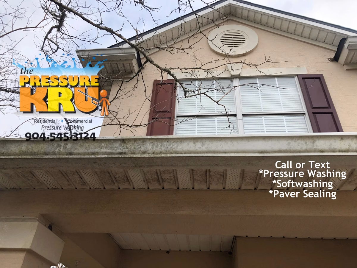 Clean Stucco exterior after professional house washing in Stone Hurst Plantation before.