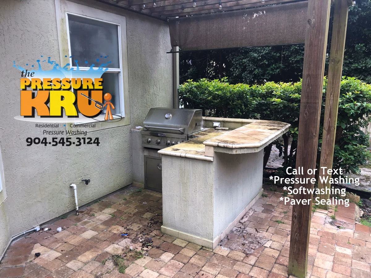 Professional stucco house washing in South Hampton before picture.