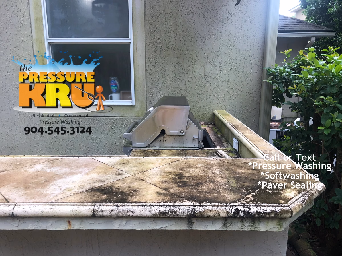 Soft washing service cleaning dirty stucco for home in St Andrews Place before cleaning.