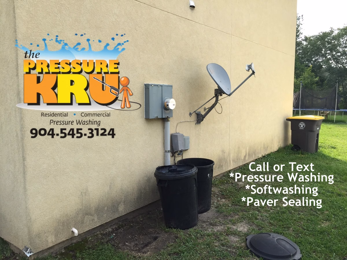 Soft washing a stucco home to remove mold and mildew in St. Johns Golf and Country Club before