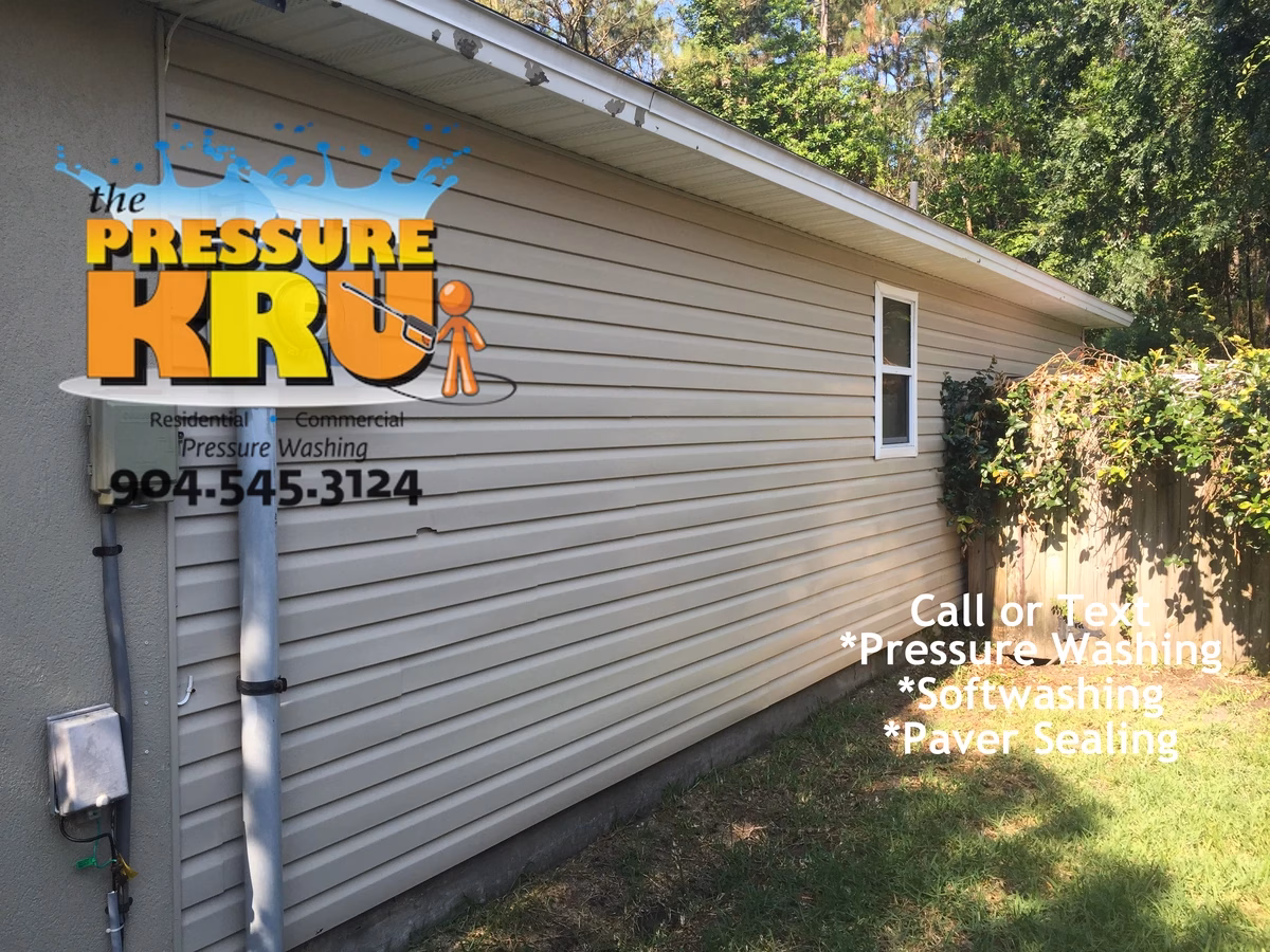 Professional soft wash vinyl siding cleaning after in Mandarin.