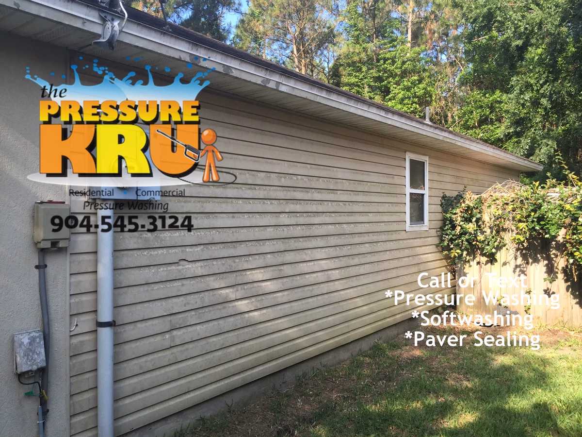 Professional soft wash vinyl siding cleaning before in Mandarin.