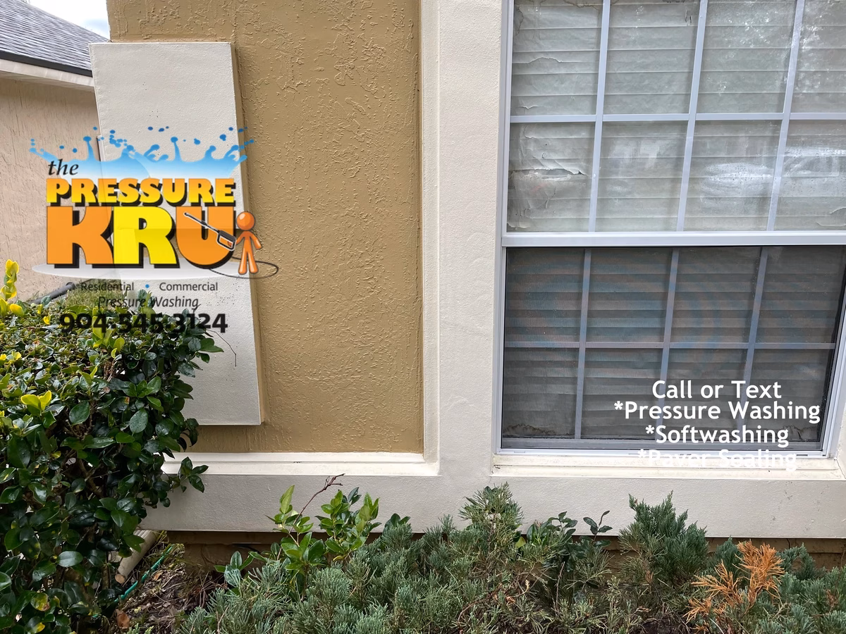 Stucco house cleaned with low-pressure soft washing in Arbor Glade neighborhood after cleaning.