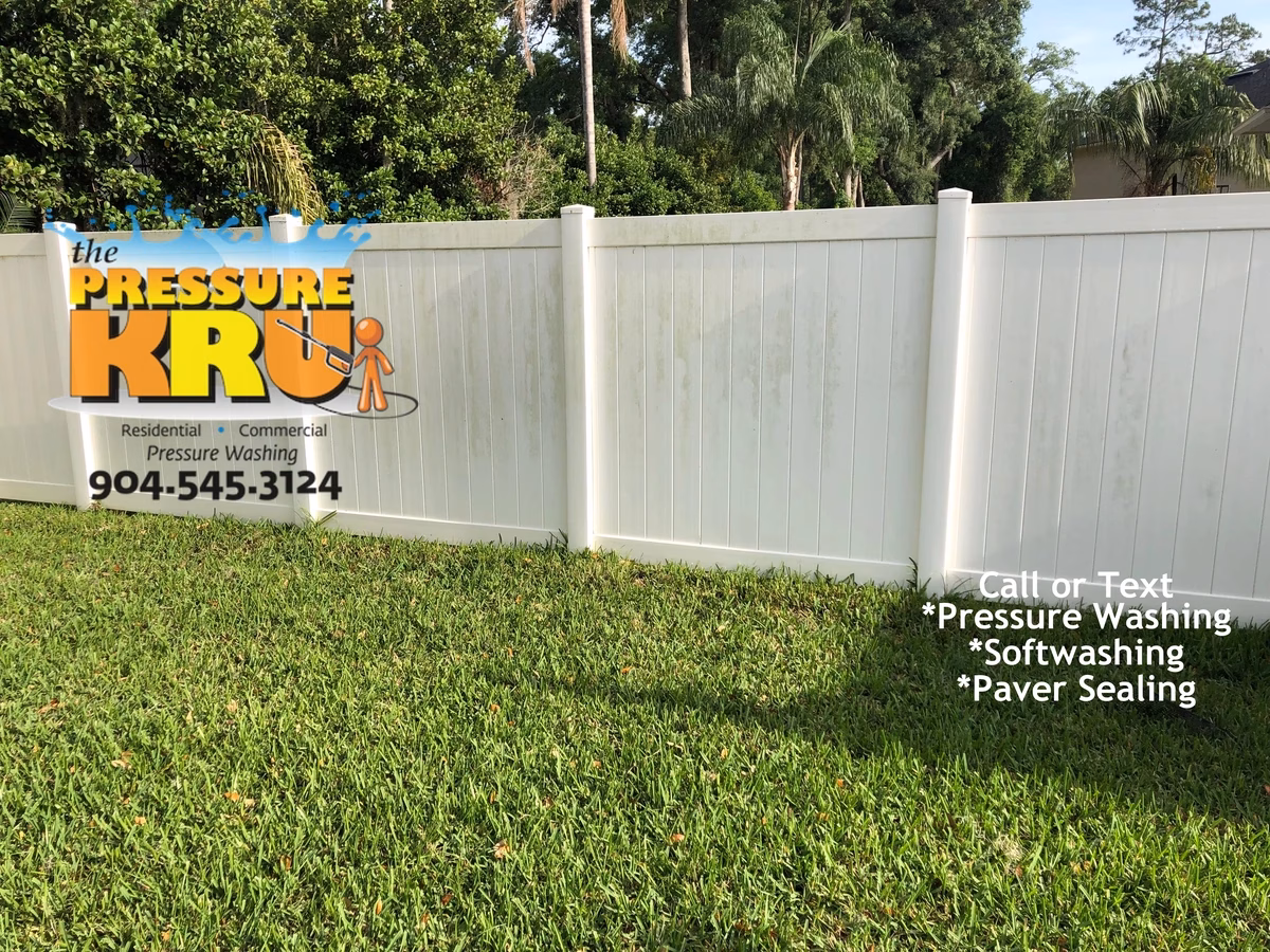 Vinyl fence cleaning in Bartram Park before removing green algae
