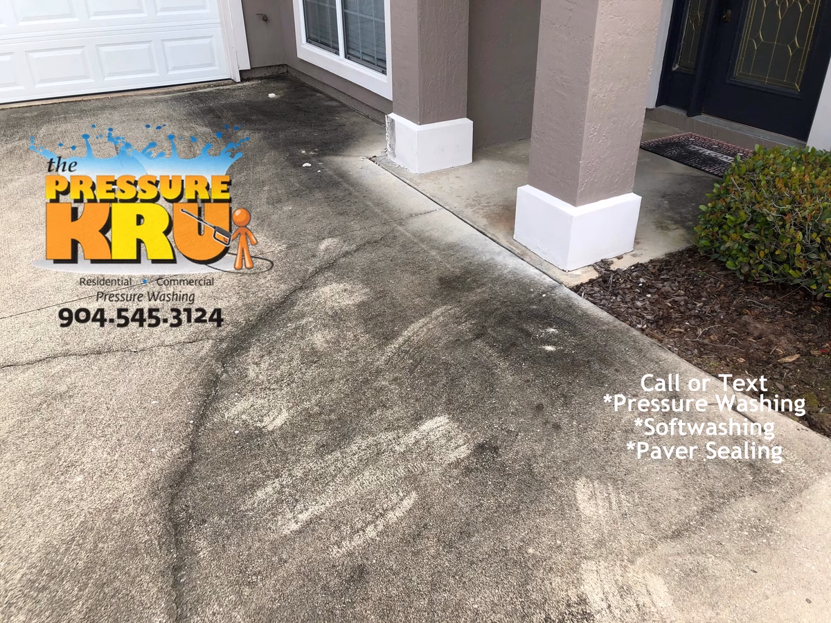 Power washing service specializing in tough organic stains in St. Johns, FL before removal.