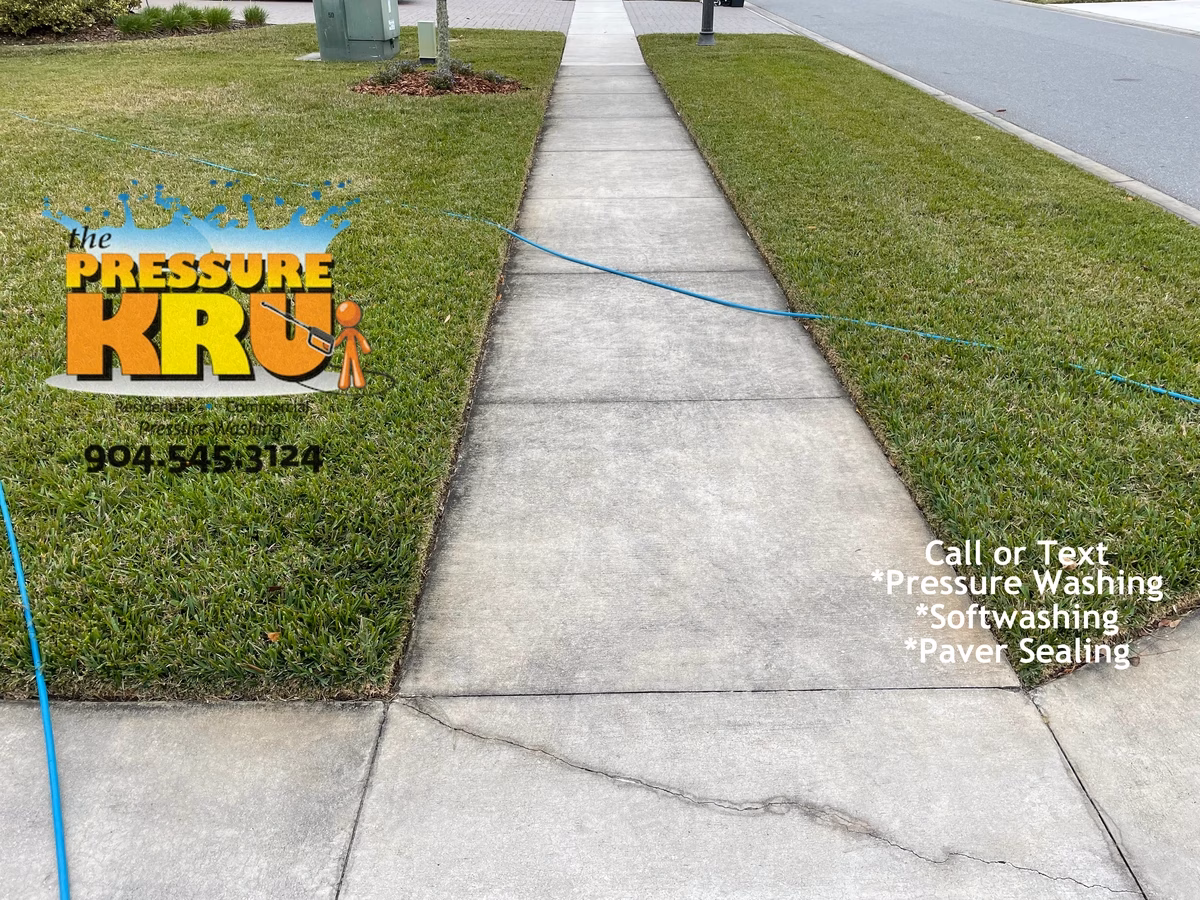 Cleaning driveway and sidewalks in Jacksonville, FL before getting ready for Summer.