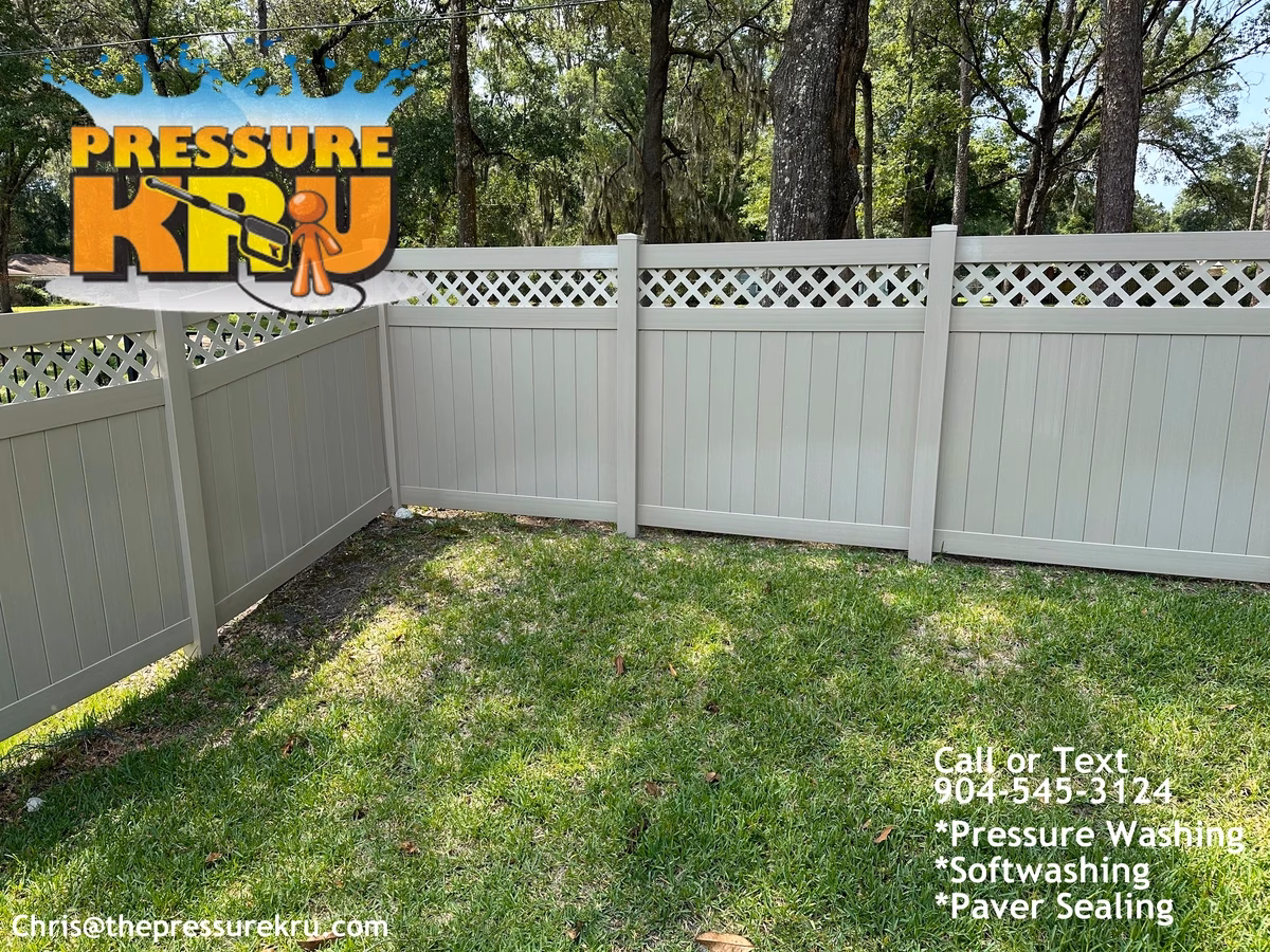 Vinly fence cleaning in Nocatee FL after removing green algae created by sprinklers