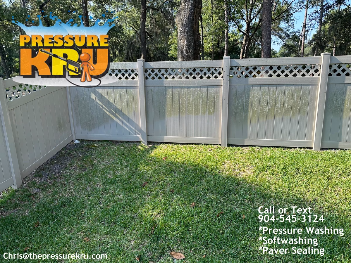Vinly fence cleaning in Nocatee FL before removing green algae created by sprinklers