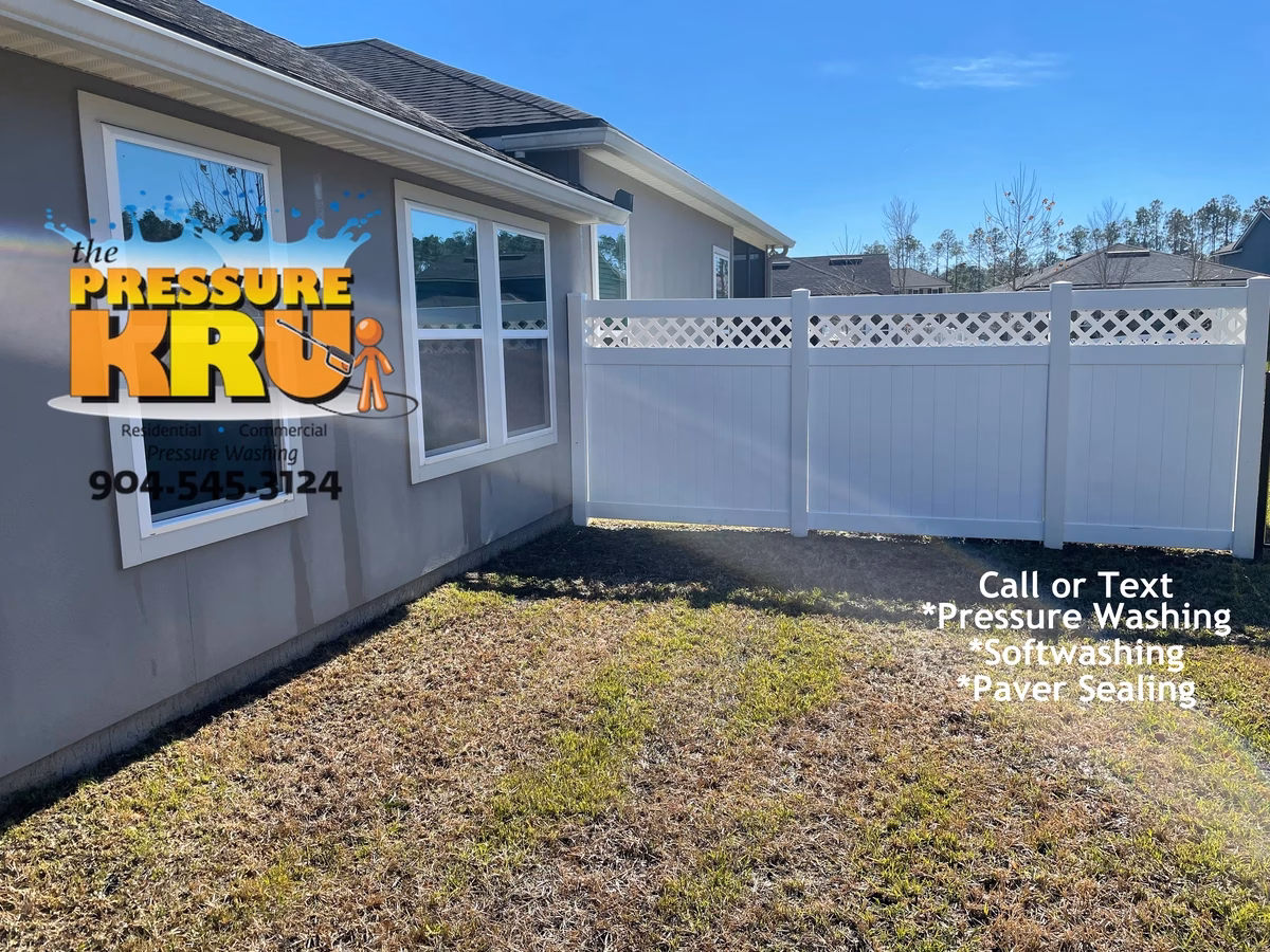 Vinyl fence cleaning in Oxford Estates after low-pressure soft washing