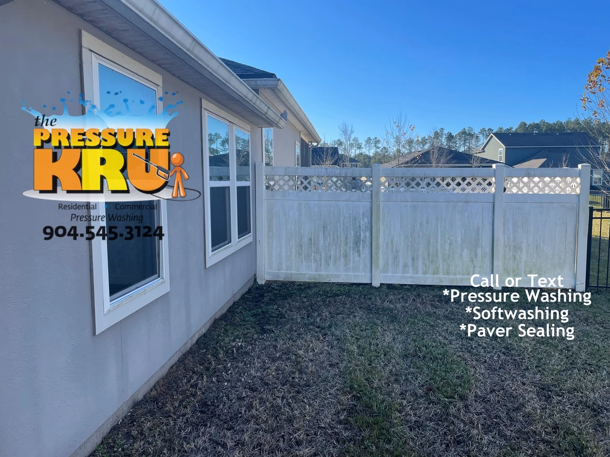 Vinyl fence cleaning in Oxford Estates before low-pressure soft washing