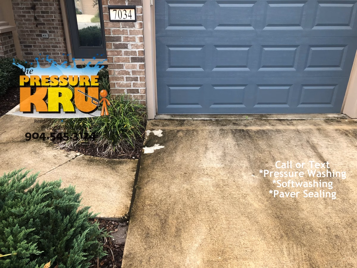 Town home pressure washing service in Jacksonville, Fl. before professional cleaning.