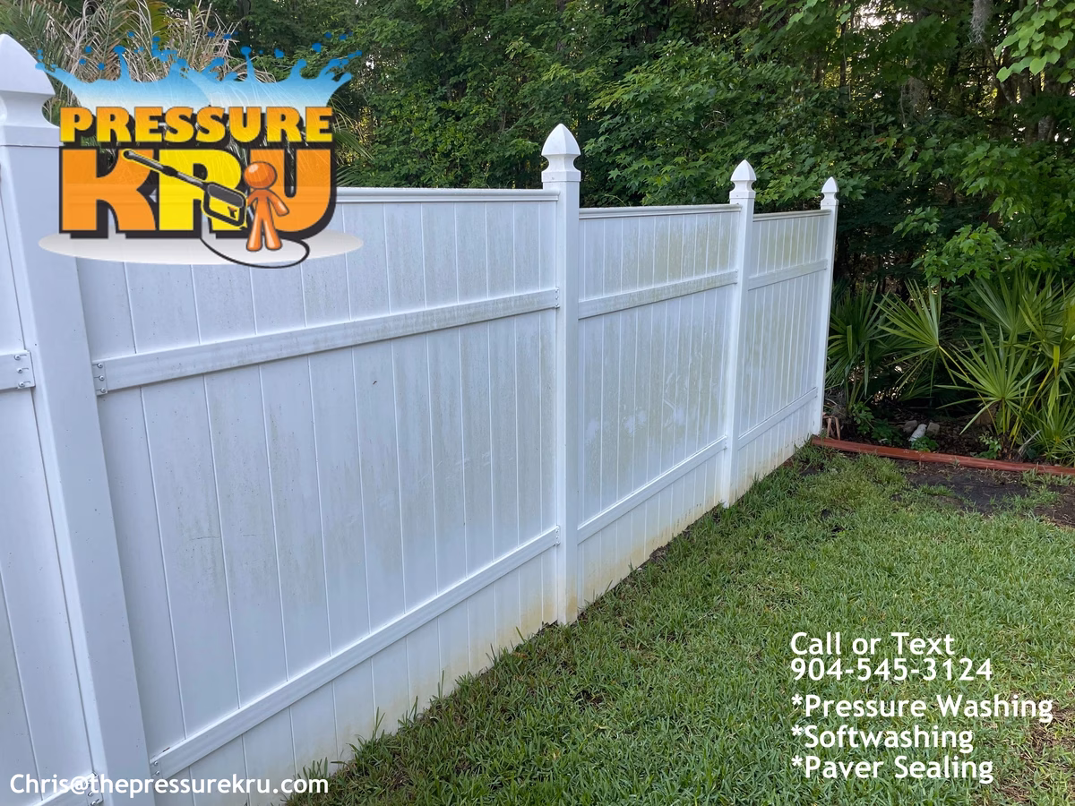 vinyl fence cleaning in Fruit Cove FL before low-pressure softwashing