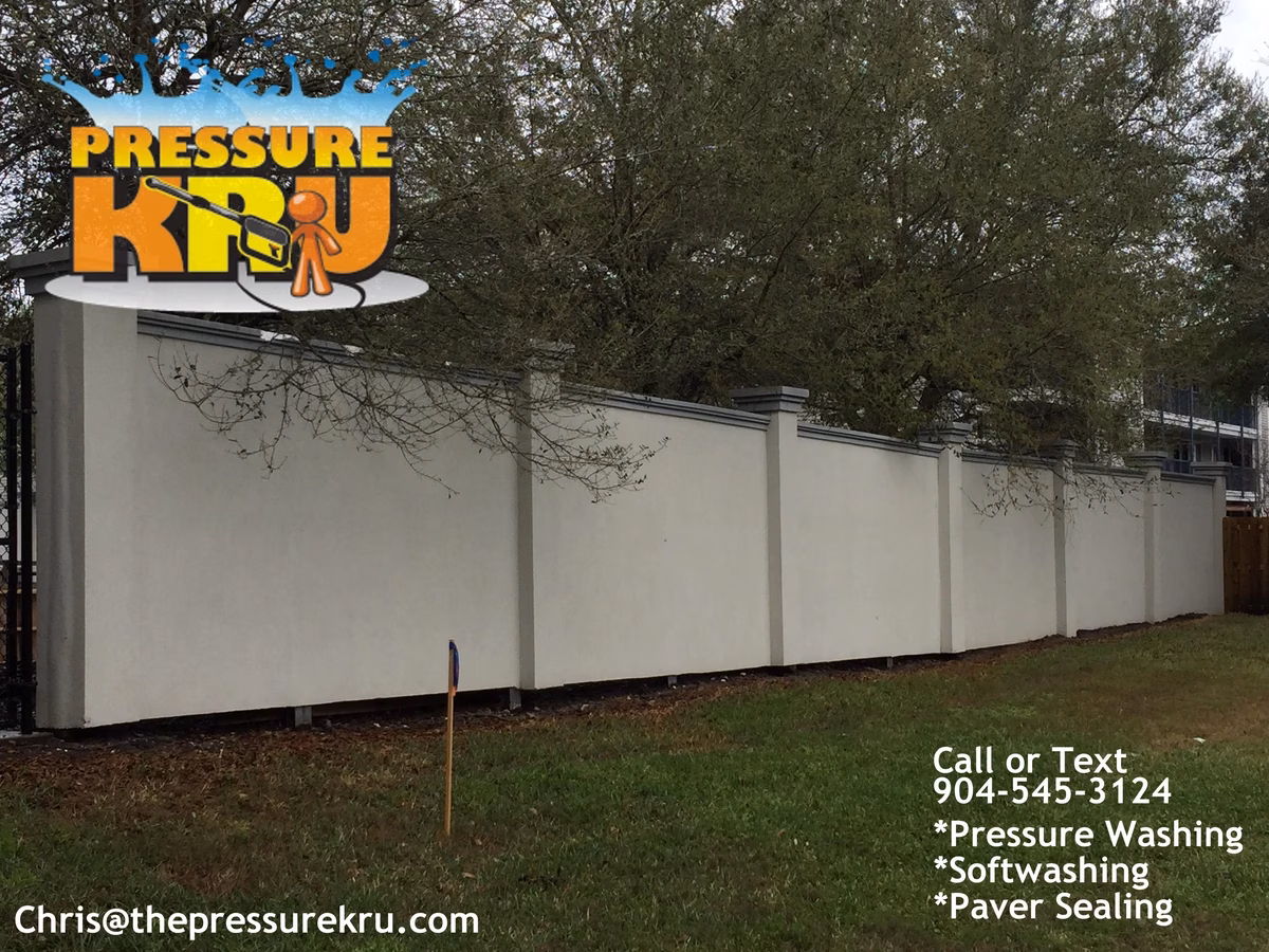 Professional fence cleaning in Mandarin after low-pressure softwashing
