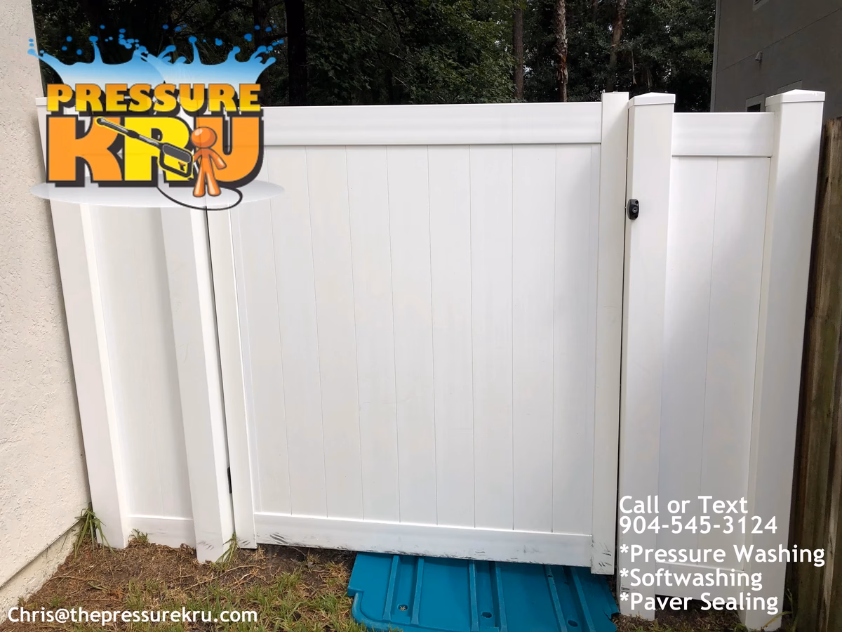 Vinly fence cleaning in Samara Lakes after mold removal.