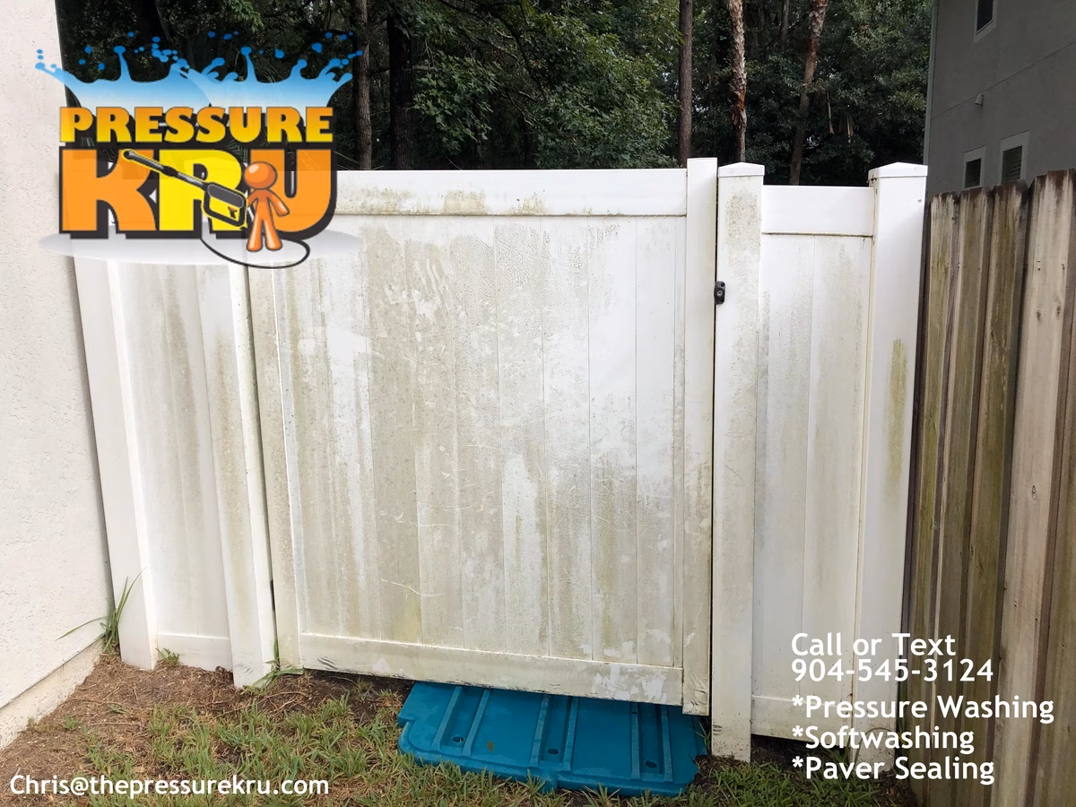 Vinly fence cleaning in Samara Lakes before mold removal.