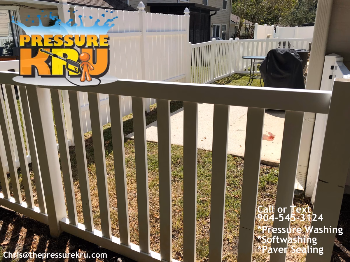 Vinyl fence cleaning in Dubin Crossing after low-pressure softwashing. Fence picket restored to like new conditions