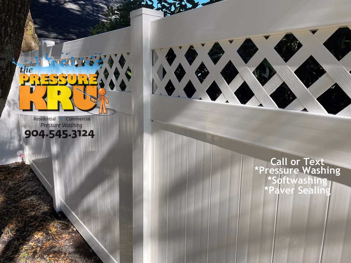Vinyl fence cleaning in Oxford Estates after low-pressure cleaning