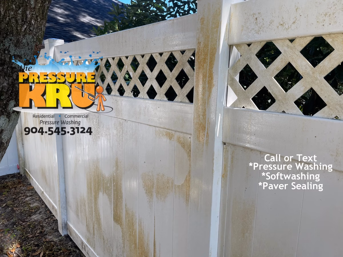 Vinyl fence cleaning in Oxford Estates before low-pressure cleaning