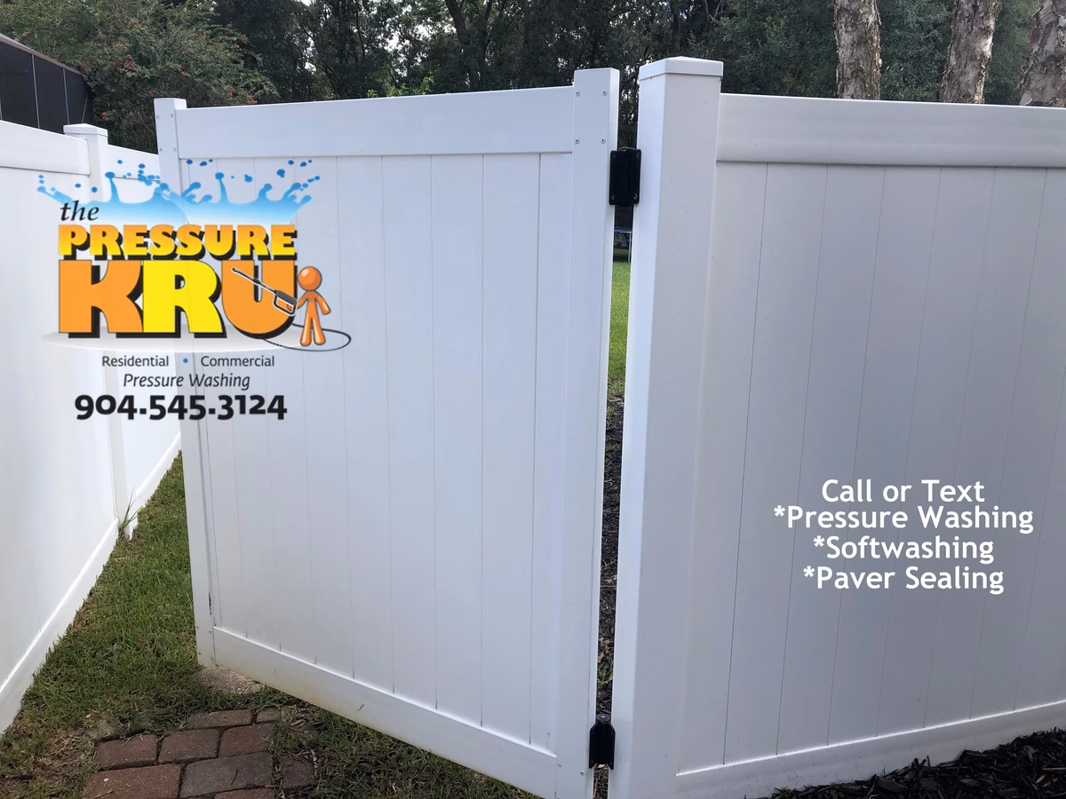 Vinyl fence cleaning in St. Johns Golf and Country Club after