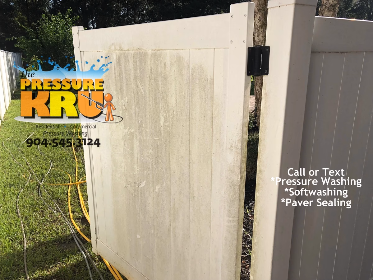 Vinyl fence cleaning in St. Johns Golf and Country Club before