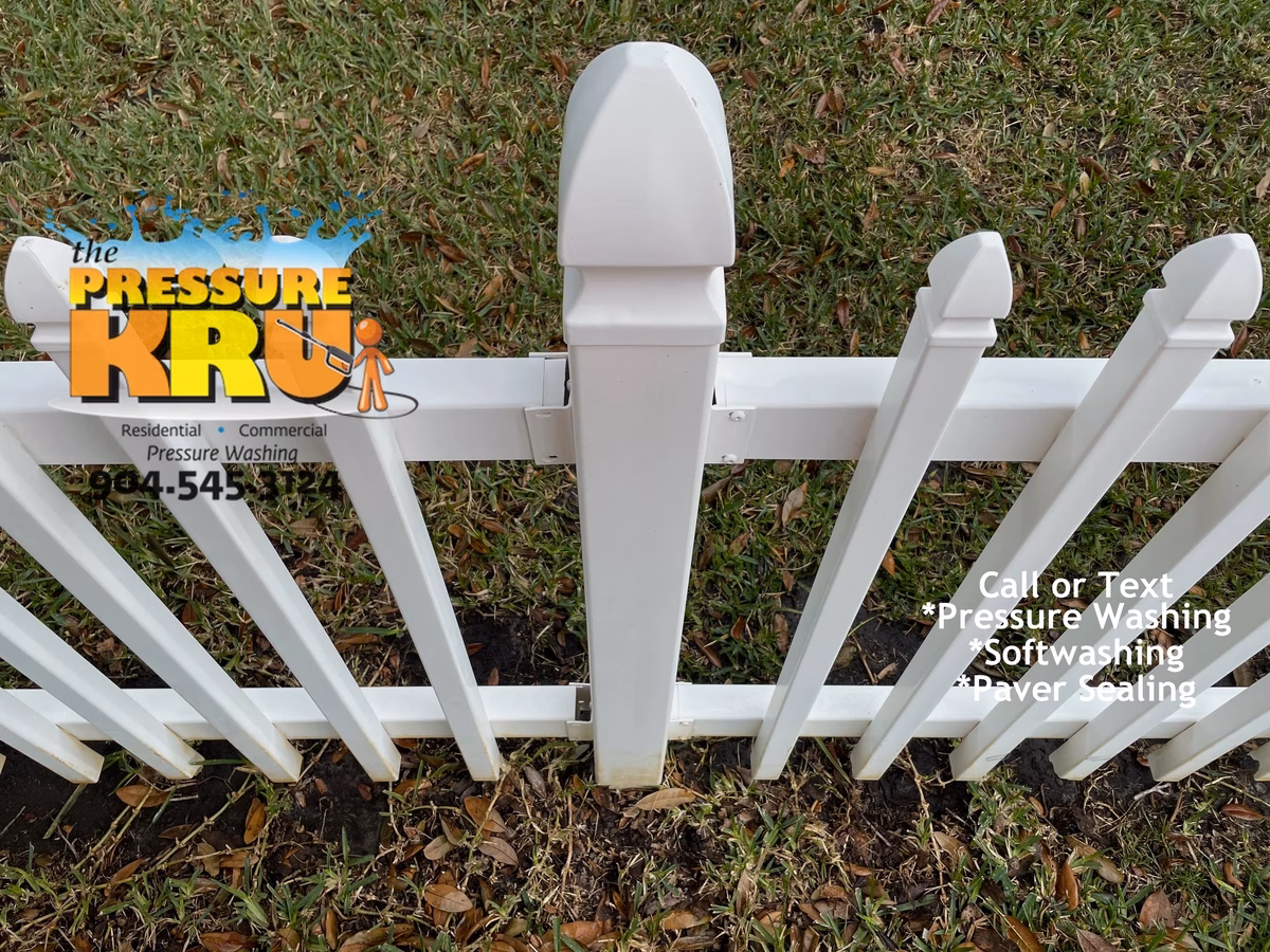 Vinyle picket fence cleaning in Rolling Hills after softwashing