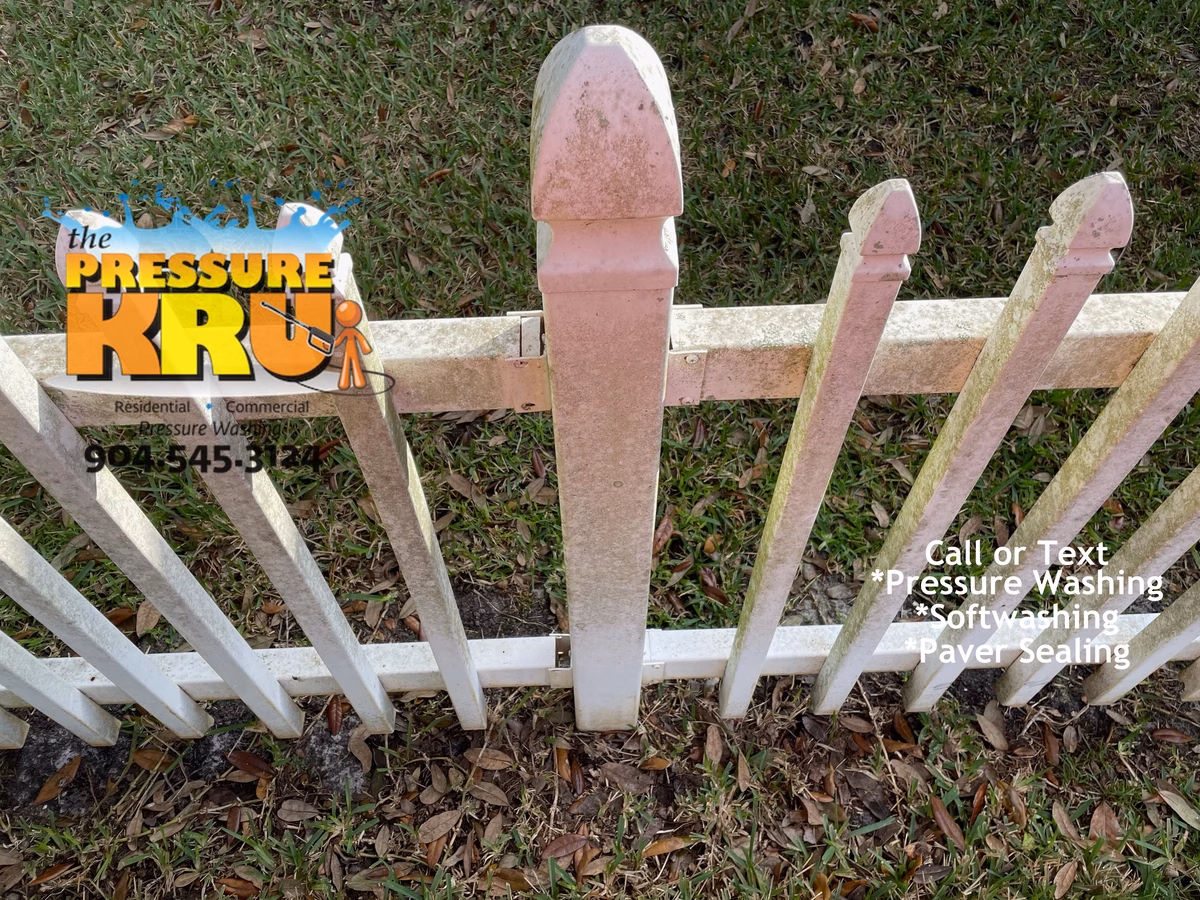 Vinyle picket fence cleaning in Rolling Hills before softwashing