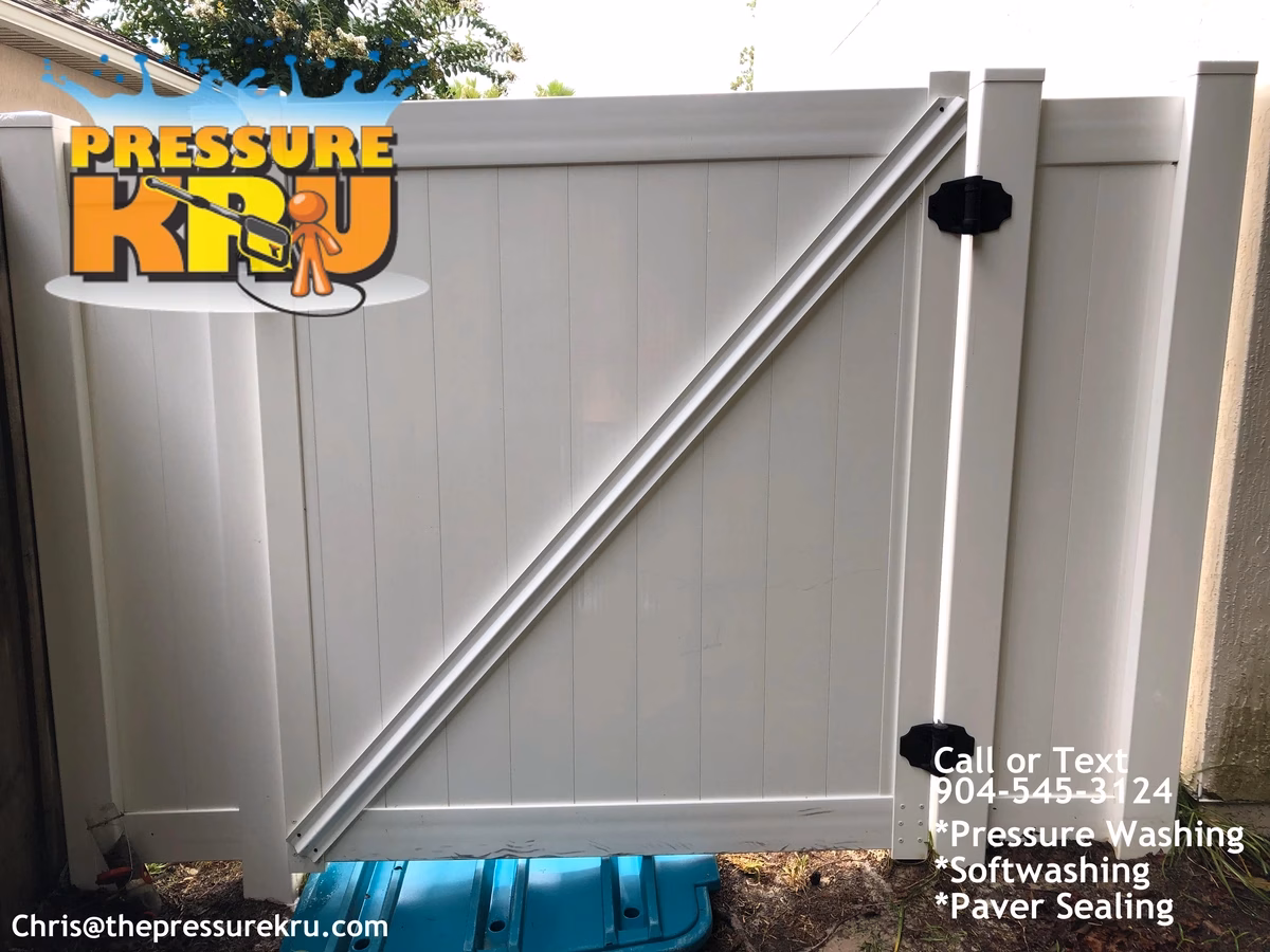 Fence cleaning in Julington Creek Plantation after low-pressure softwashing. Fence restored to like new condition
