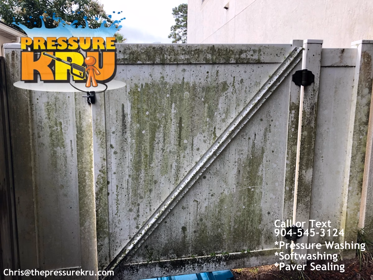 Fence cleaning in Julington Creek Plantation before low-pressure softwashing.